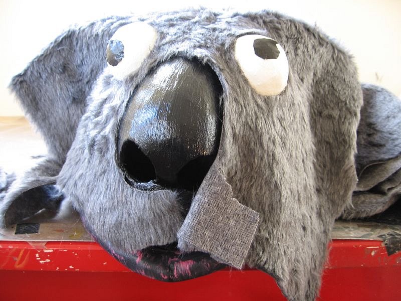 Fitting a fur fabric covering to be glued